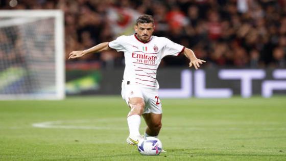 REGGIO NELL'EMILIA, ITALY - AUGUST 30: Alessandro Florenzi of AC Milan controls the ball during the Serie A match between US Sassuolo and AC MIlan at Mapei Stadium - Citta' del Tricolore on August 30, 2022 in Reggio nell'Emilia, Italy. (Photo by Matteo Ciambelli/DeFodi Images via Getty Images)